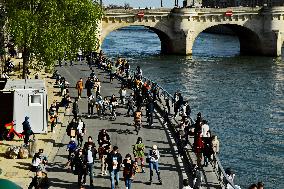 People Enjoy the Mild Weather - Paris