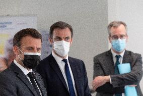 Macron visits a Social security insurance center - Creteil