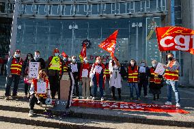 Printemps staff protest in front of Italy 2 - Paris