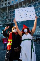 Printemps staff protest in front of Italy 2 - Paris