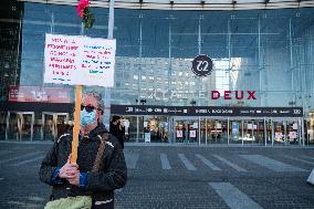 Printemps staff protest in front of Italy 2 - Paris