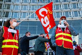 Printemps staff protest in front of Italy 2 - Paris