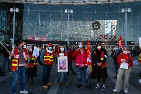 Printemps staff protest in front of Italy 2 - Paris