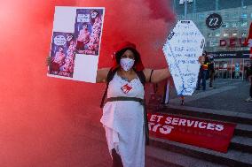 Printemps staff protest in front of Italy 2 - Paris