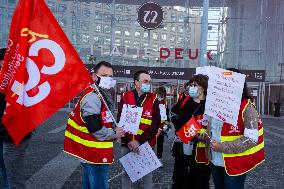 Printemps staff protest in front of Italy 2 - Paris