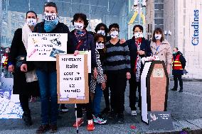 Printemps staff protest in front of Italy 2 - Paris