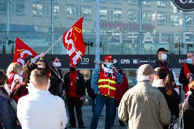 Printemps staff protest in front of Italy 2 - Paris