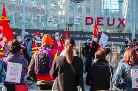 Printemps staff protest in front of Italy 2 - Paris