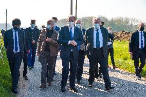 Jean Castex Visit To A Retired Farmer - Luzillat