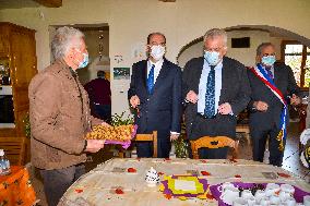 Jean Castex Visit To A Retired Farmer - Luzillat