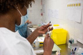 Olivier Veran and Elisabeth Borne visit a vaccination center - Sainte-Geneviève-des-Bois