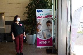 Olivier Veran and Elisabeth Borne visit a vaccination center - Sainte-Geneviève-des-Bois