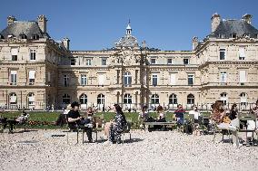 People Enjoy A Spring Day - Paris