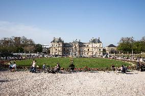 People Enjoy A Spring Day - Paris