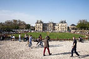 People Enjoy A Spring Day - Paris