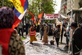 Protest In Front Of Le Prince De Galles Hotel - Paris