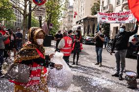 Protest In Front Of Le Prince De Galles Hotel - Paris