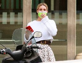 Michelle Hunziker Greeting Photographers - Milan