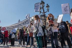 Entertainment workers demonstrate - Paris