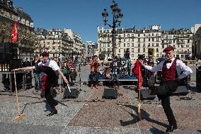 Entertainment workers demonstrate - Paris