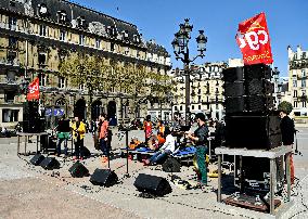 Entertainment workers demonstrate - Paris