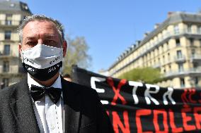 Entertainment workers demonstrate - Paris