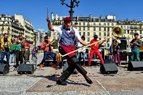 Entertainment workers demonstrate - Paris