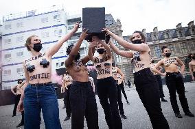 Topless protest for the cultural sector - Paris