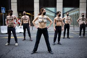 Topless protest for the cultural sector - Paris