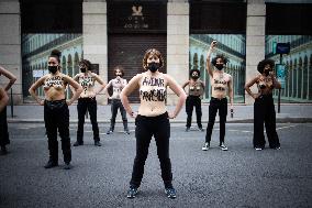 Topless protest for the cultural sector - Paris