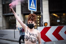 Topless protest for the cultural sector - Paris