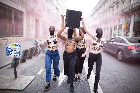 Topless protest for the cultural sector - Paris