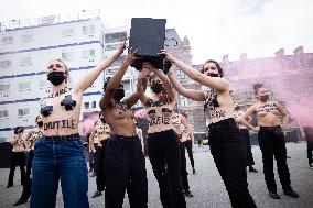 Topless protest for the cultural sector - Paris