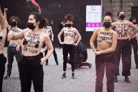 Topless protest for the cultural sector - Paris