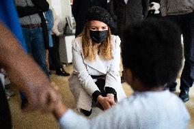 Marlene Schiappa visits the Secours Catholique - Paris