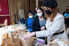 Marlene Schiappa visits the Secours Catholique - Paris