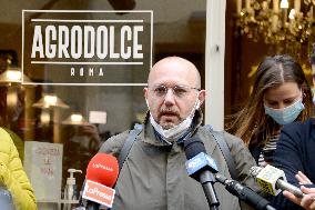 Restaurateur Opens His Restaurant Despite Lockdown - Rome