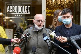 Restaurateur Opens His Restaurant Despite Lockdown - Rome