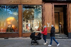 Louis Vuitton Pop-Up Bookstore - Paris