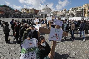 Protest By Traders Demanding Refunds After Lockdown - Naples