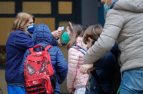 Schools Reopen After Months Of Closure - Naples