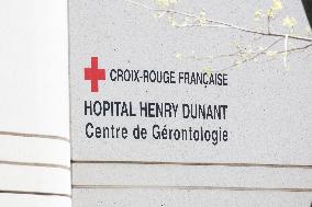 A Gunshot In Front Of A Henri-Dunant Hospital - Paris