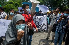 Journalists Protests In The Courtyard Of The Mayor's Office - Medan