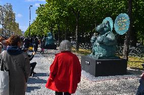 20 cat sculptures by Geluck displayed on Champs-Elysees