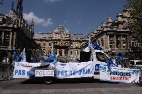 Police officers demonstrate - Paris