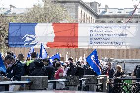 Police officers demonstrate - Paris