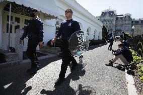 Secret Service memebers carry riot shields - Washington