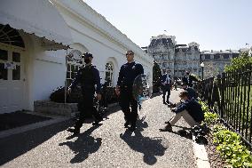 Secret Service memebers carry riot shields - Washington