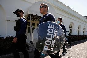 Secret Service memebers carry riot shields - Washington