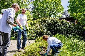 Royals Volunteer During National Voluntary Event NLDoet - Oestgeest